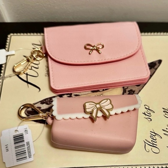 Bath & Body Works Accessories - Bath & Body Works Scallop Bow Snap Case & Claire’s Gold Bow Pink Case